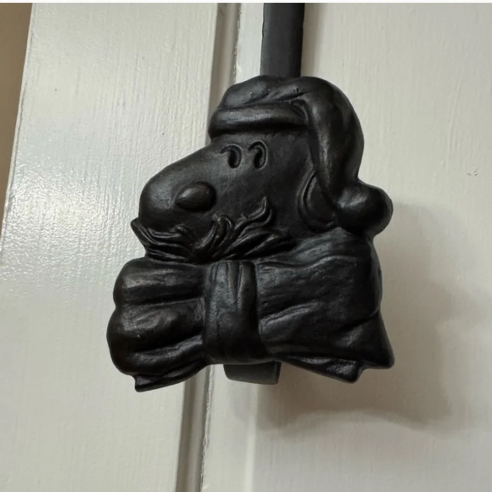 Pottery Barn Peanuts Snoopy Festive Wreath Door Hanger. NWT